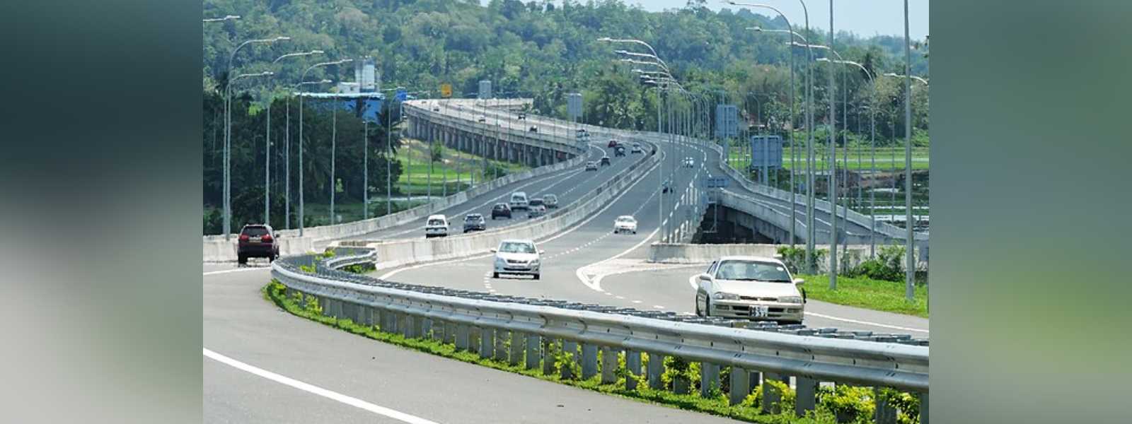 අධිවේගී මාර්ගවල යළි සාමාන්‍ය පරිදි ගාස්තු අය කෙරේ.